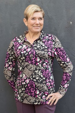 Klassisk polo skjorte fra Brandtex med abstrakt mønster i pink og sort